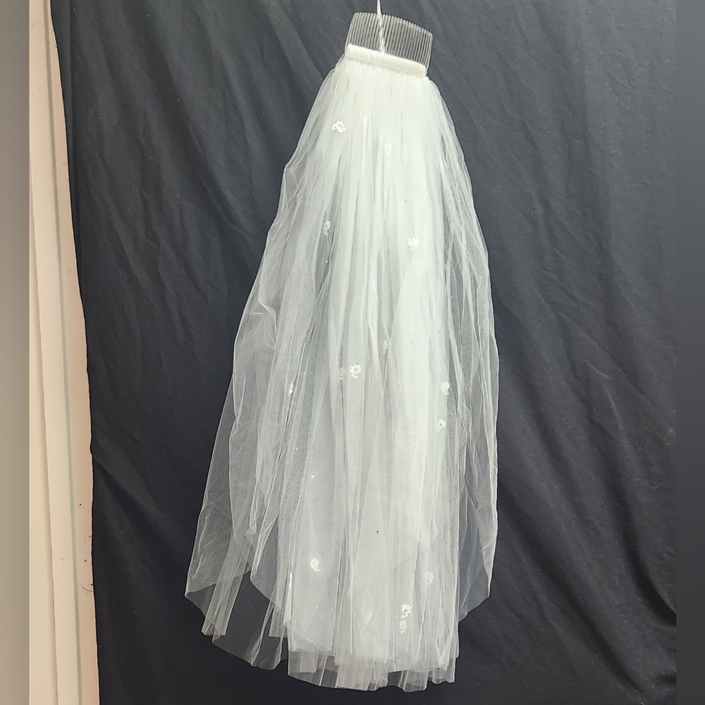 Flower Embroidered Jeweled Wedding Veil 31". Veil is NEW WITHOUT TAGS